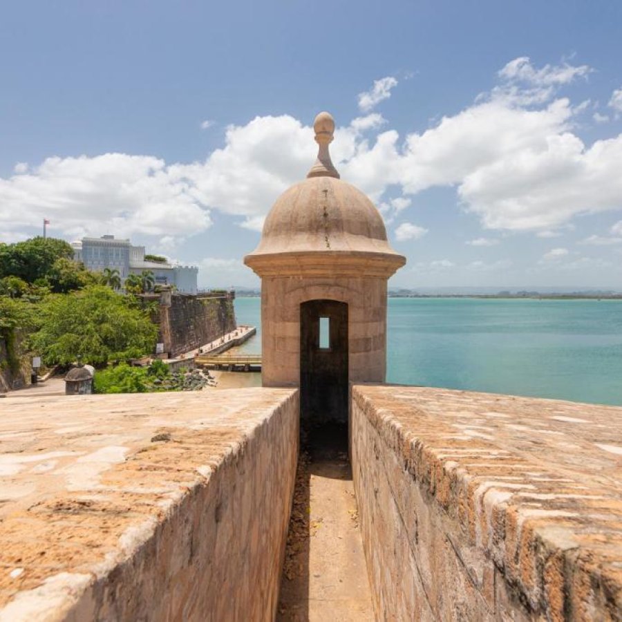 Una garita, o garita de centinela, en un fuerte en el Viejo San Juan, con el océano al fondo.
