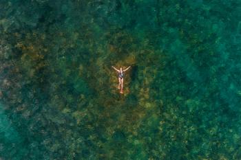 Una mujer disfruta de un cálido día en el océano en Cabo Rojo.