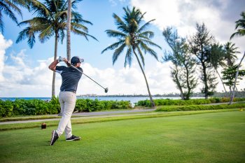 Un golfista juega en uno de los tres pintorescos campos de golf de Dorado Beach, una reserva de Ritz-Carlton.
