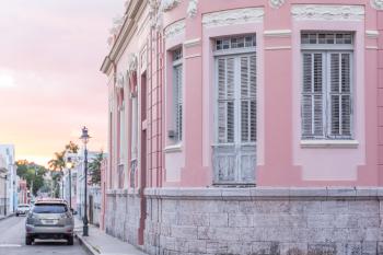 edificio rosado en Ponce