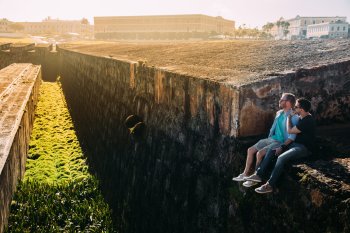 Una pareja disfruta de la vista desde las antiguas ruinas.