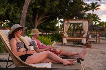 Una pareja relajándose en la playa.