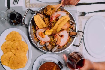 Una fotografía cenital de la comida en El Balcón de Capitán en Salinas.