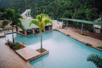Vista a la piscina de Hacienda Negrón en Ciales