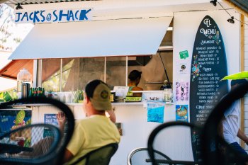 Comidas frescas junto a la playa en Jack's Shack en Rincón.