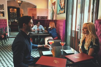 Una pareja disfruta de sus cócteles en un restaurante de Ponce.