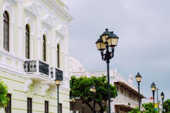 Una escena urbana en el centro de Bayamón, Puerto Rico.