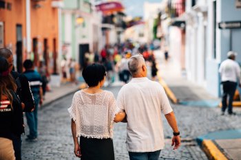 Una pareja disfruta de un paseo por las calles empedradas del Viejo San Juan.