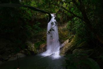 Explora las magníficas Cataratas de San Sebastián.