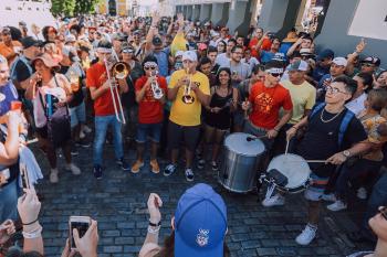 Gente tocando música en el Viejo San Juan.