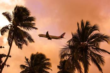 Vista de un avión saliendo del SJU.