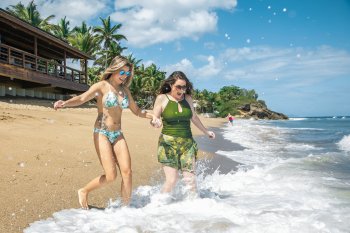 A lesbian couple enjoys the beach in Rincón.