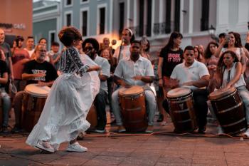 mujer baila bomba