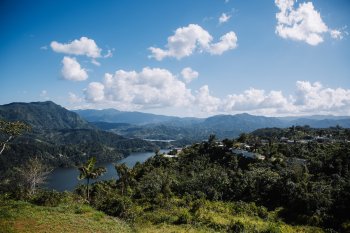 Vista panorámica desde Finca Viernes en Utuado.