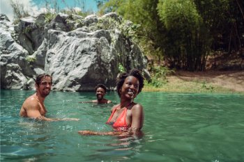 Grupo de amigos en un río.