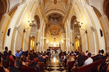 Una boda dentro de la histórica Catedral de San Juan Bautista en San Juan, Puerto Rico. Foto de Noel Pilar.