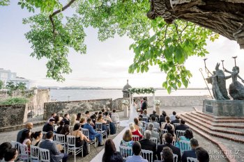 Guests seated for a wedding in front of the iconic La Rogativa statue in Old San Juan.