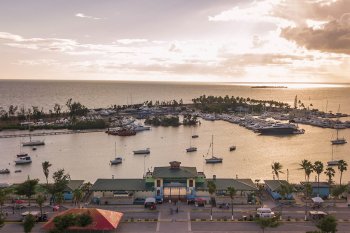 La Guancha de Ponce is an outdoor boardwalk lined with shops and a marina.