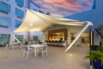 The illuminated outdoor bar at the Sheraton Four Points Caguas Real Hotel & Casino.