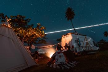 Grupo de amigos acampando.