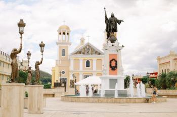 A direct view of Plaza Colón in Mayagüez. 