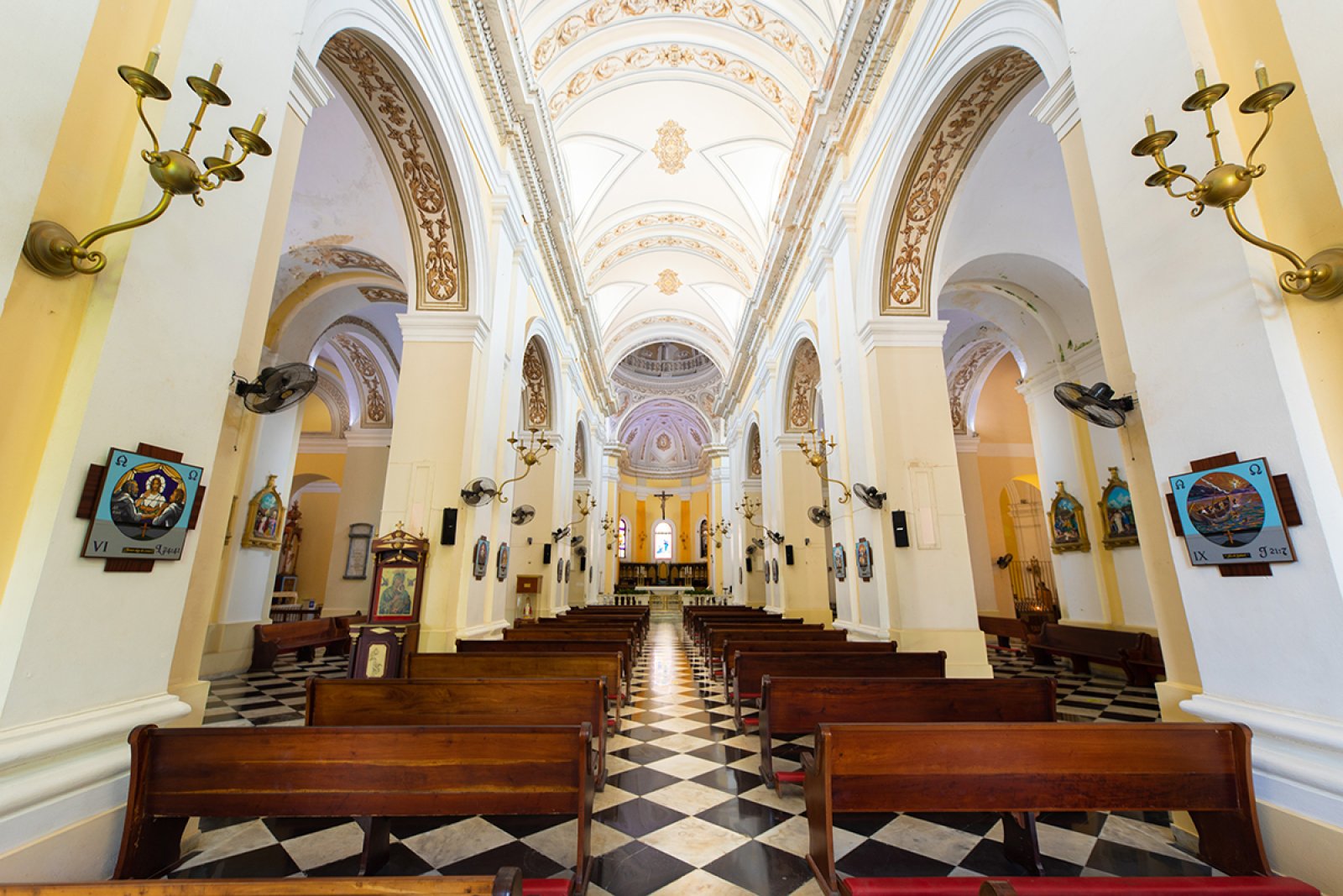 Vista interior de la Catedral de San Juan Bautista, que es la iglesia más antigua en suelo estadounidense y fue construida en 1521.