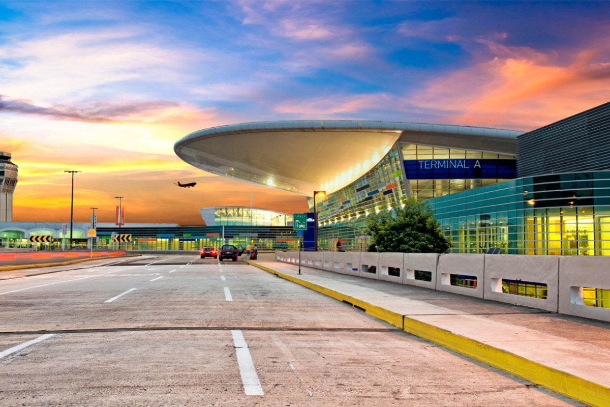 Un cielo colorido es visible detrás del moderno edificio de la terminal del Aeropuerto Internacional Luis Muñoz cerca de San Juan