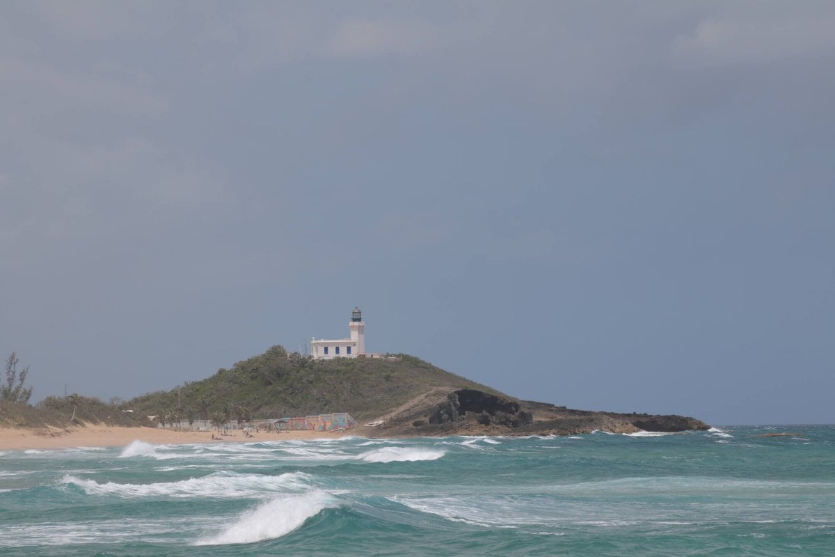 Vista al mar del Faro Punta Los Murillos en Arecibo.