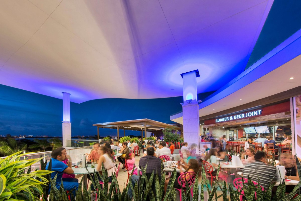 Personas disfrutan de la terraza del Mall of San Juan.