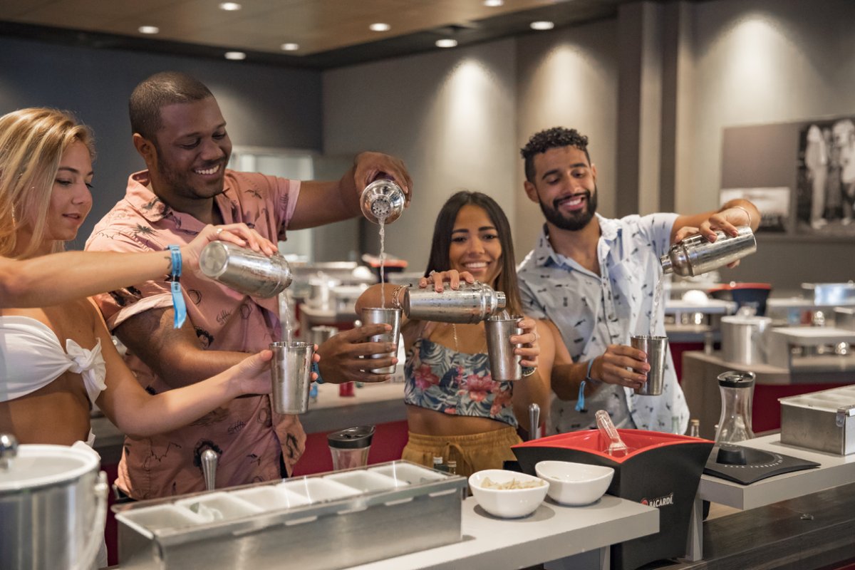 Un grupo de personas disfruta de una clase de coctelería en la destilería de ron Casa Bacardí.