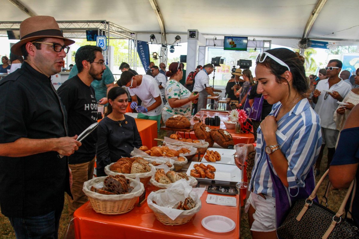 Vendedores locales de comida en un evento.