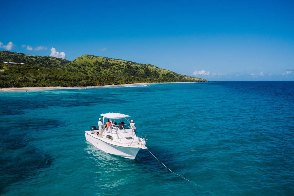 Un barco anclado frente a la costa de Culebra, Puerto Rico.