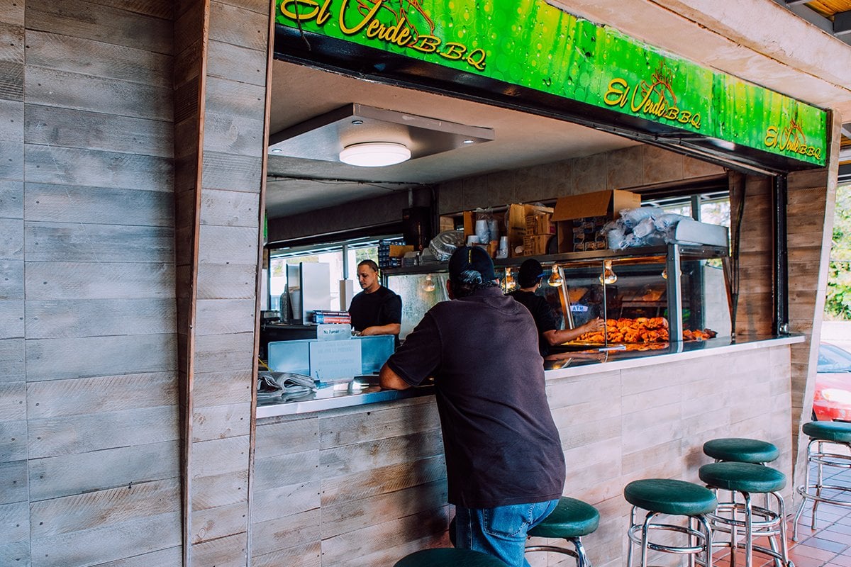 Los lugareños se sientan alrededor de El Verde BBQ y saborean platos básicos