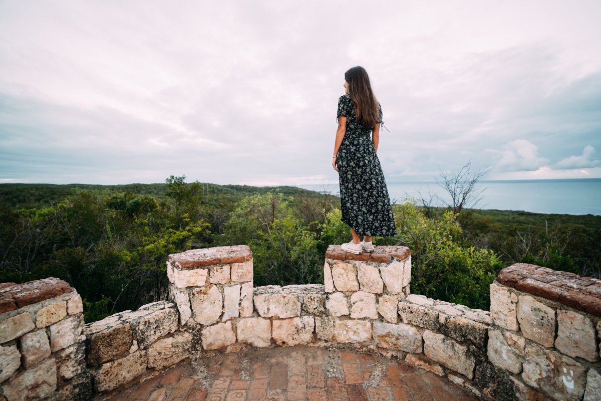 Una mujer observa el Bosque Seco de Guánica desde lo alto del Fuerte Caprón.