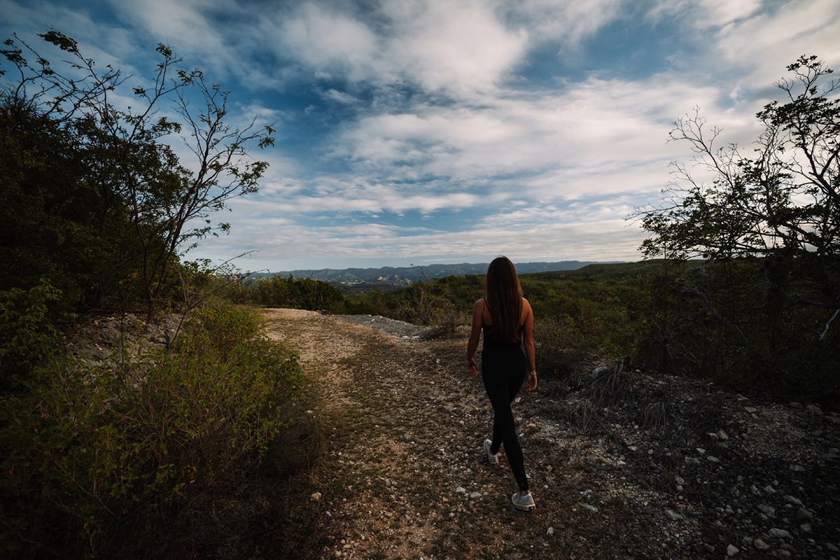 Mujer caminando por el Bosque Seco de Guánica.