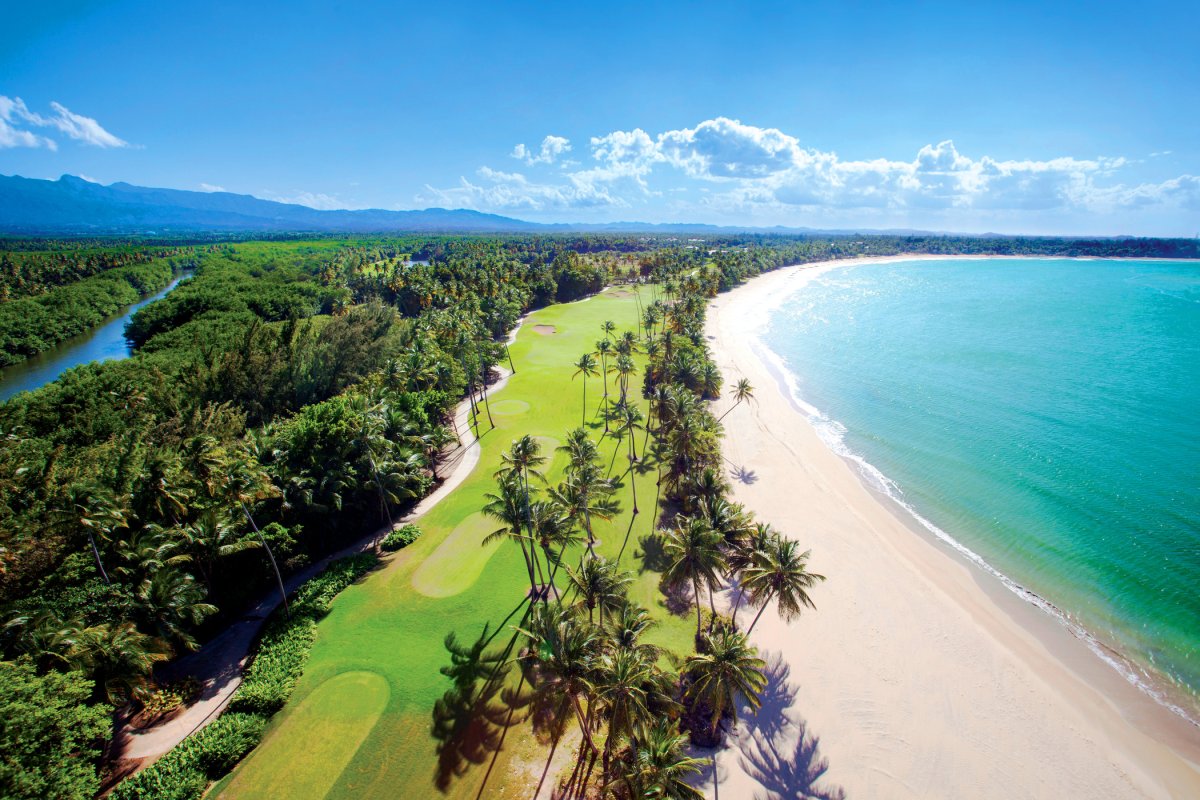 Una vista aérea del campo de golf St. Regis Bahia Beach, ubicado entre el océano y las montañas.Gracias.