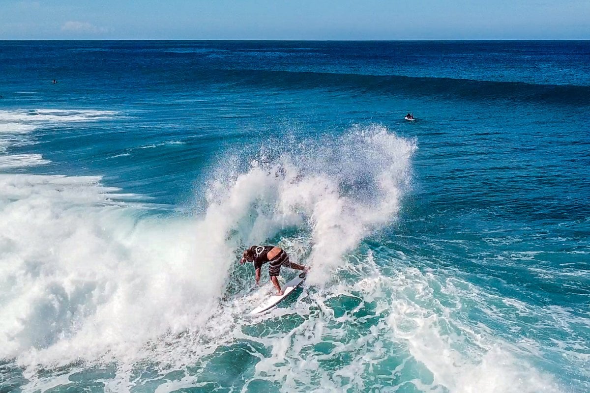 Un surfista montando una ola en Rincón.