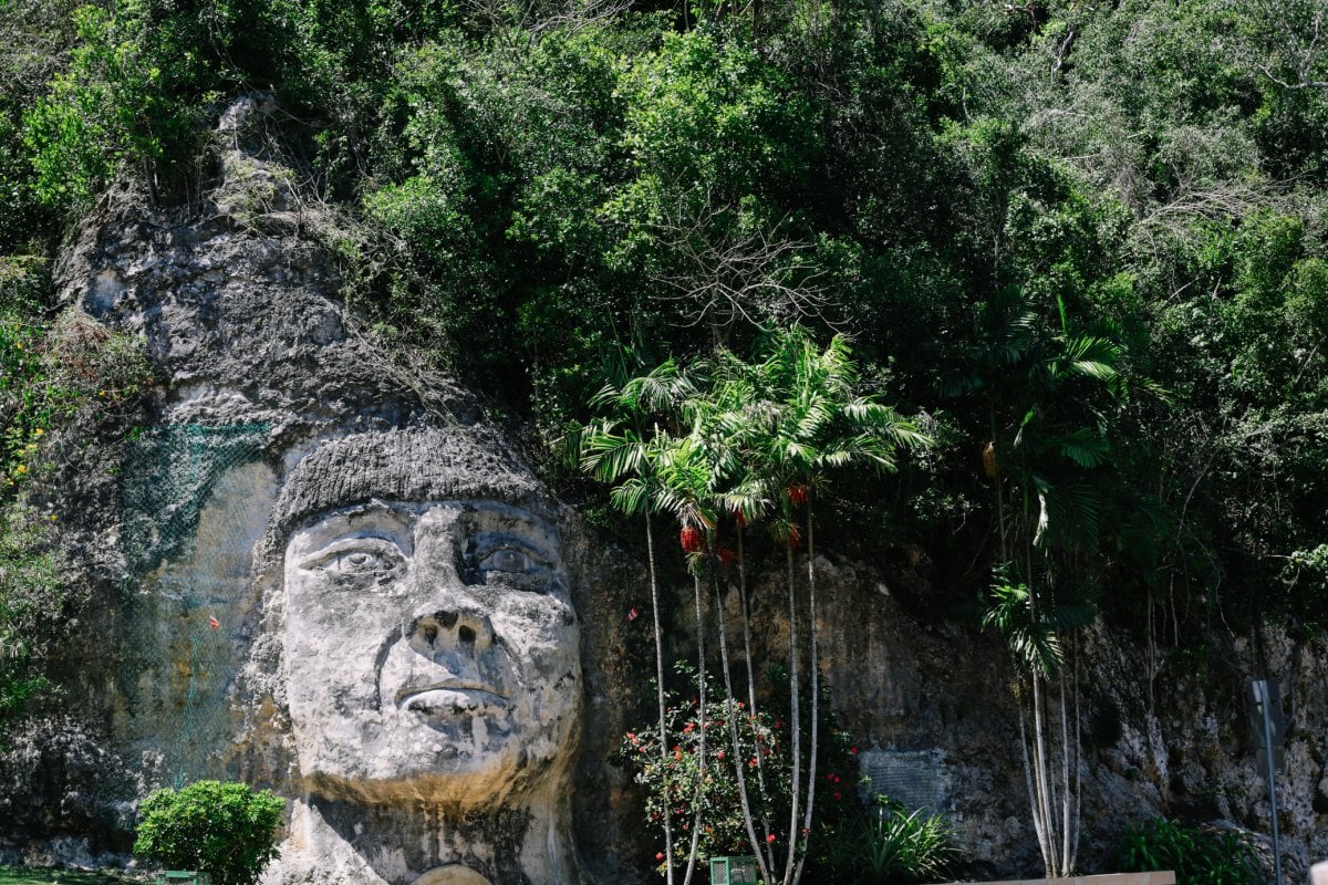 Cara de un taíno tallada en una montaña