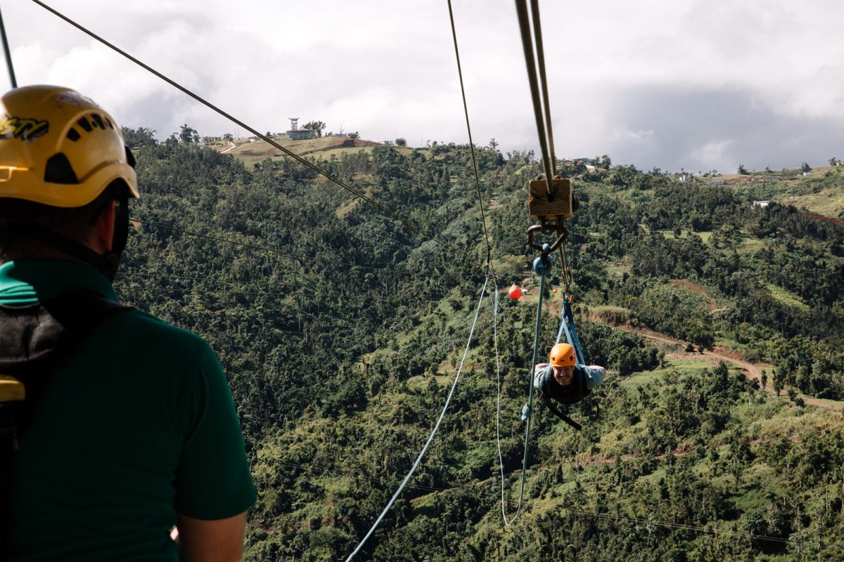 Practicando tirolesa en el Parque de Aventuras Toro Verde en Orocovis.