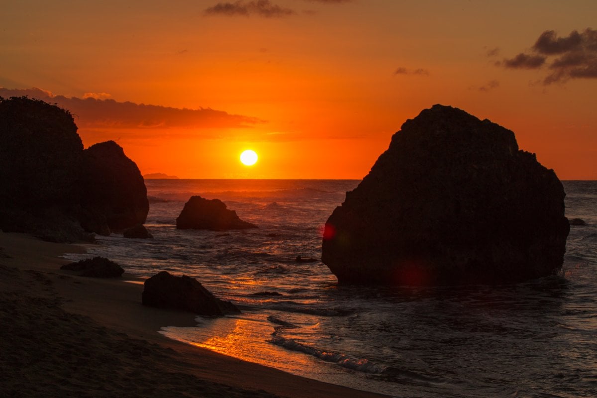 Survival Beach en Aguadilla tiene rocas gigantes que crean cuevas y esculturas de roca.