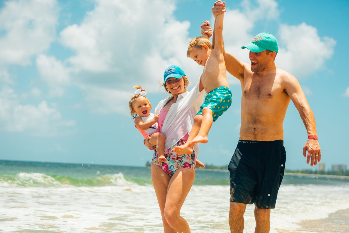 Una familia en la playa.