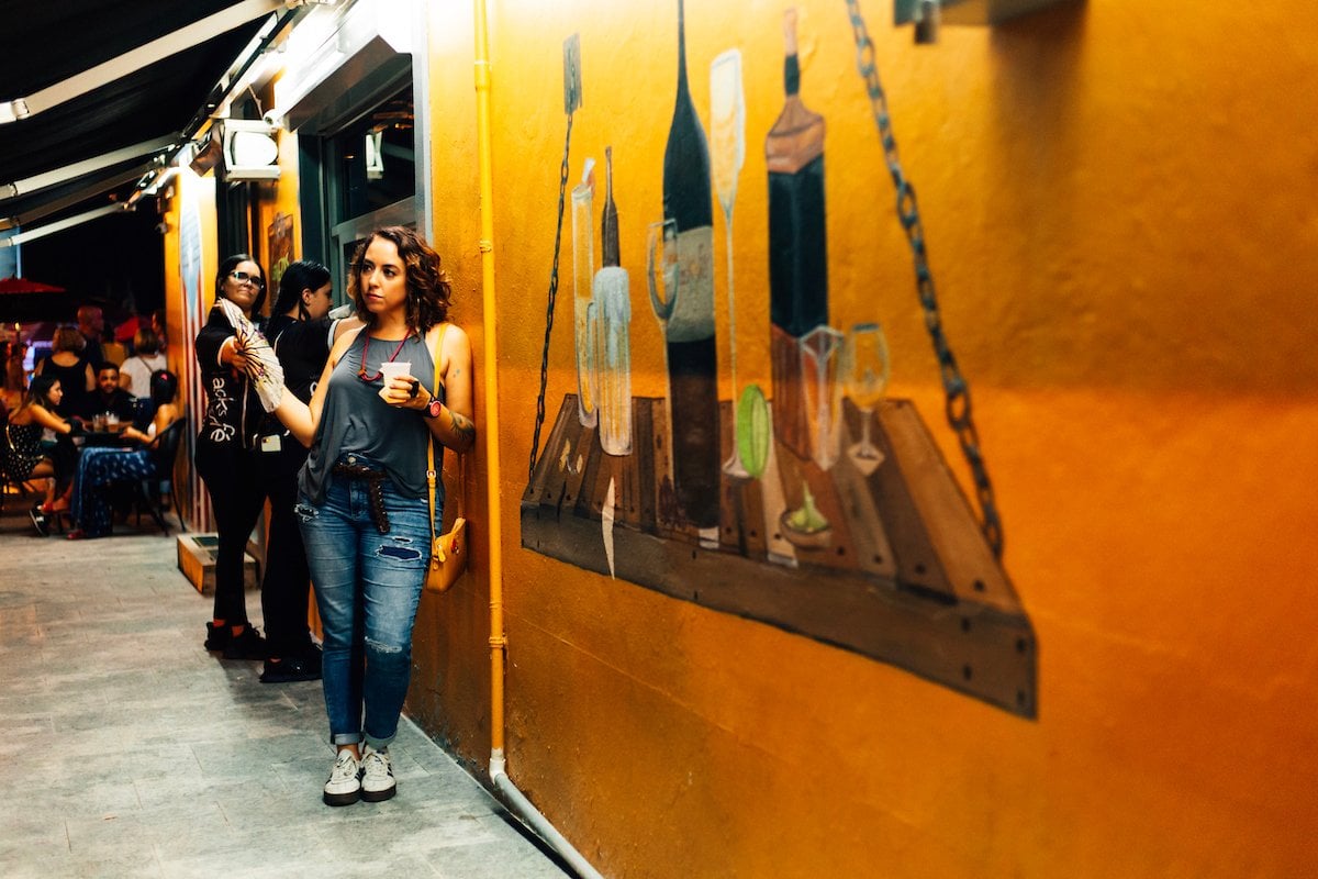 Una sincera fotografía callejera de gente disfrutando de la vida nocturna en Caguas.