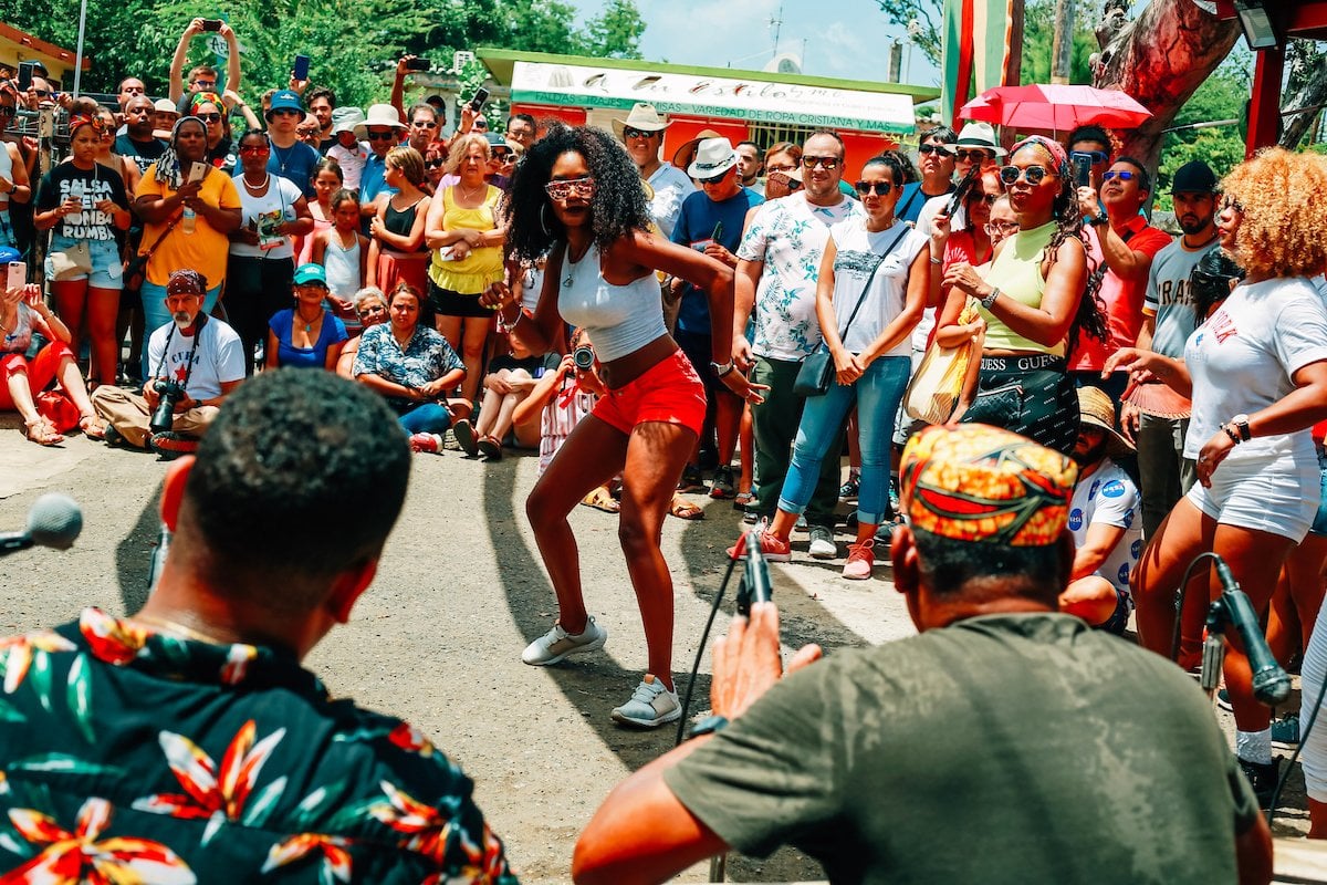 Una mujer baila bomba en el batey Hermanos Ayala.