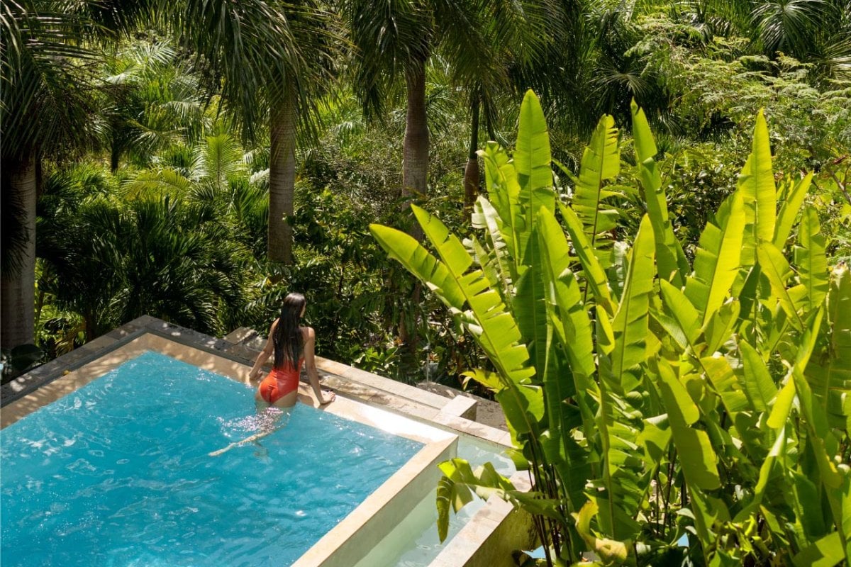 woman in pool at Yuquiyú Treehouses