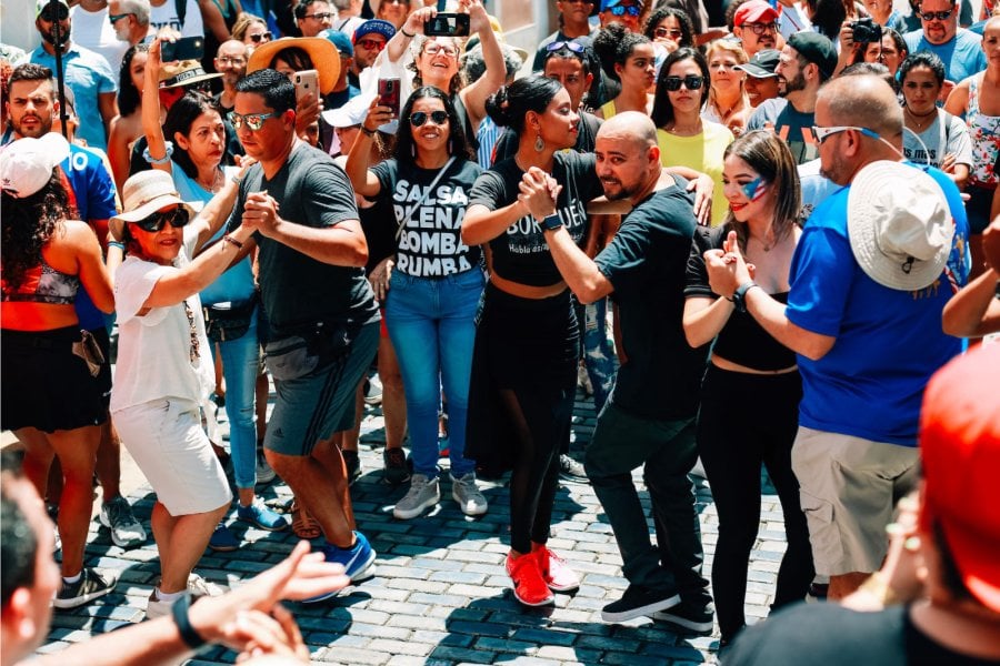 Un grupo numeroso de gente salsera en las calles del Viejo San Juan, Puerto Rico