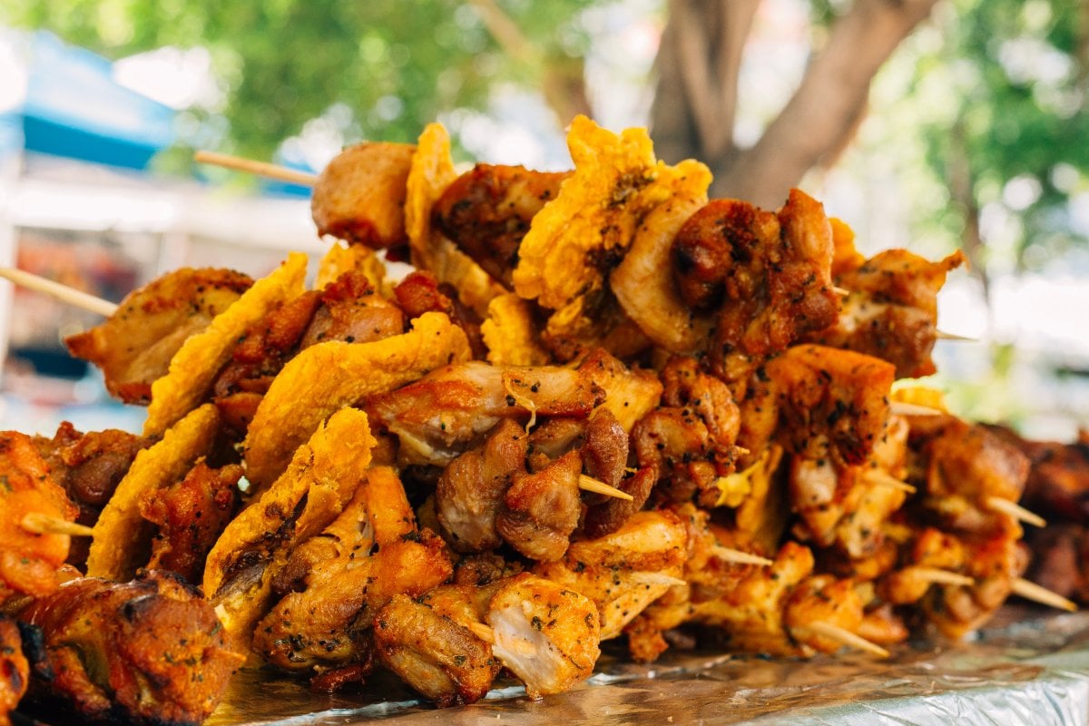 Skewers of meat and tostones known as pinchos