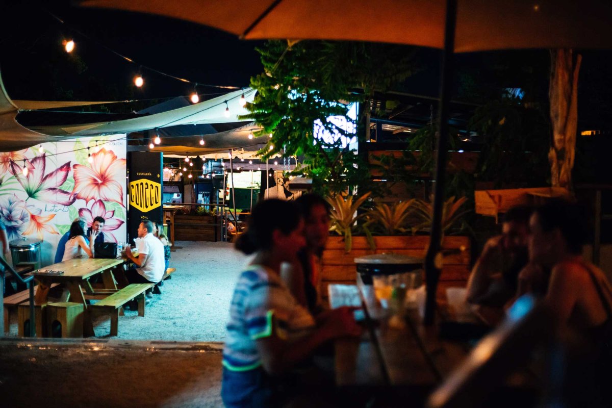 Los comensales se sientan en mesas al aire libre en Lote 23, un parque de camiones de comida en el barrio de Santurce de San Juan, Puerto Rico.