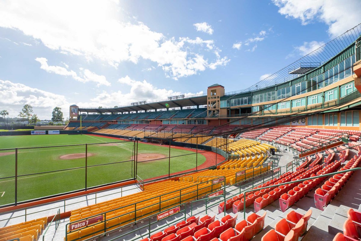 Vista del diamante de béisbol con un estadio vacío en el Estadio Roberto Clemente en Carolina, Puerto Rico.