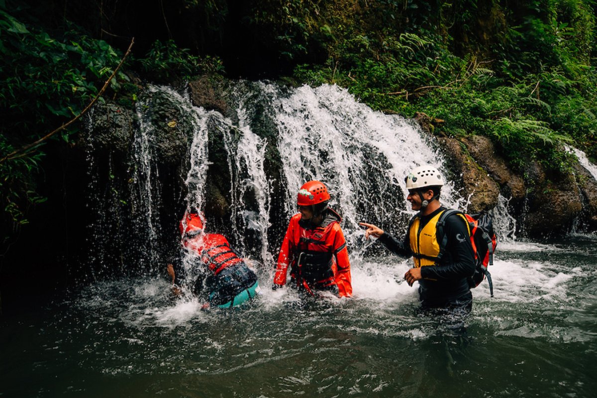 A group of four people tubing along and exploring the Río Tanamá.