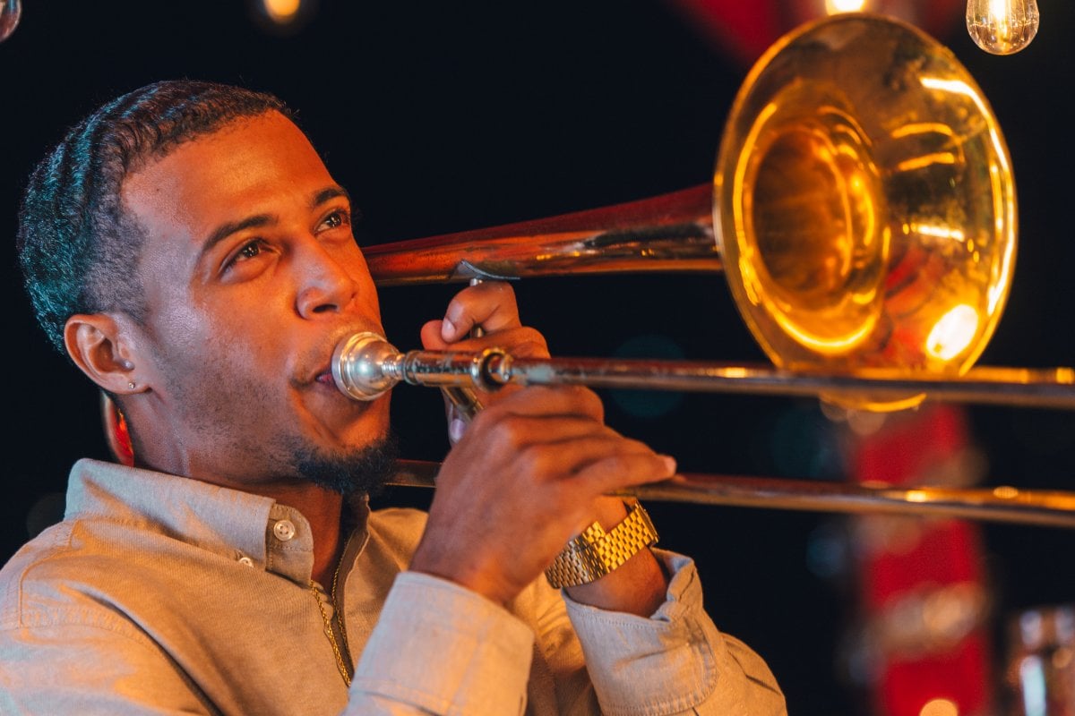 Trombonista tocando en vivo en el escenario.